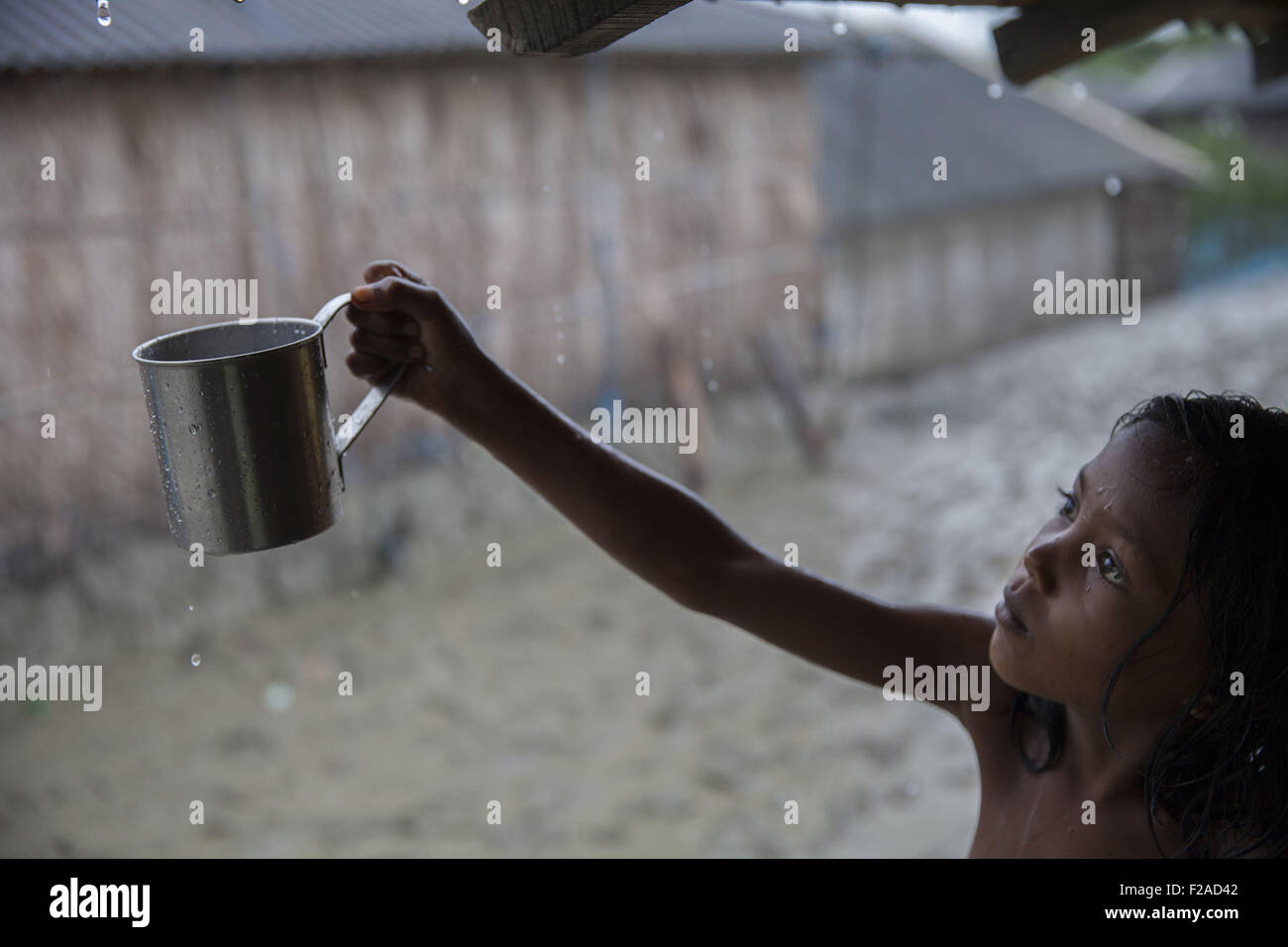 Satkhira, Khulna, Bangladesh. 28. August 2015. Rani ist 9 Jahre altes Mädchen, sammelt Regenwasser für das trinken. Regenwasser ist die Hauptquelle des Trinkwassers der Upazila Dorfbewohner. Ironischerweise gibt es Wasser überall; Sie nur neigen Kochsalzlösung zu. Bangladesch gehört zu den Ländern, die am meisten anfällig für die Auswirkungen des Klimawandels. Die regelmäßigen und schweren Naturgefahren, die Bangladesch bereits leidet '' "tropische Wirbelstürme, Flusserosion, Hochwasser, Erdrutsche und Dürre ''" sind ganz eingestellt, um die Intensität und Häufigkeit als Folge des Klimawandels zu erhöhen. Meeresspiegelanstieg wird zunehmend Stockfoto