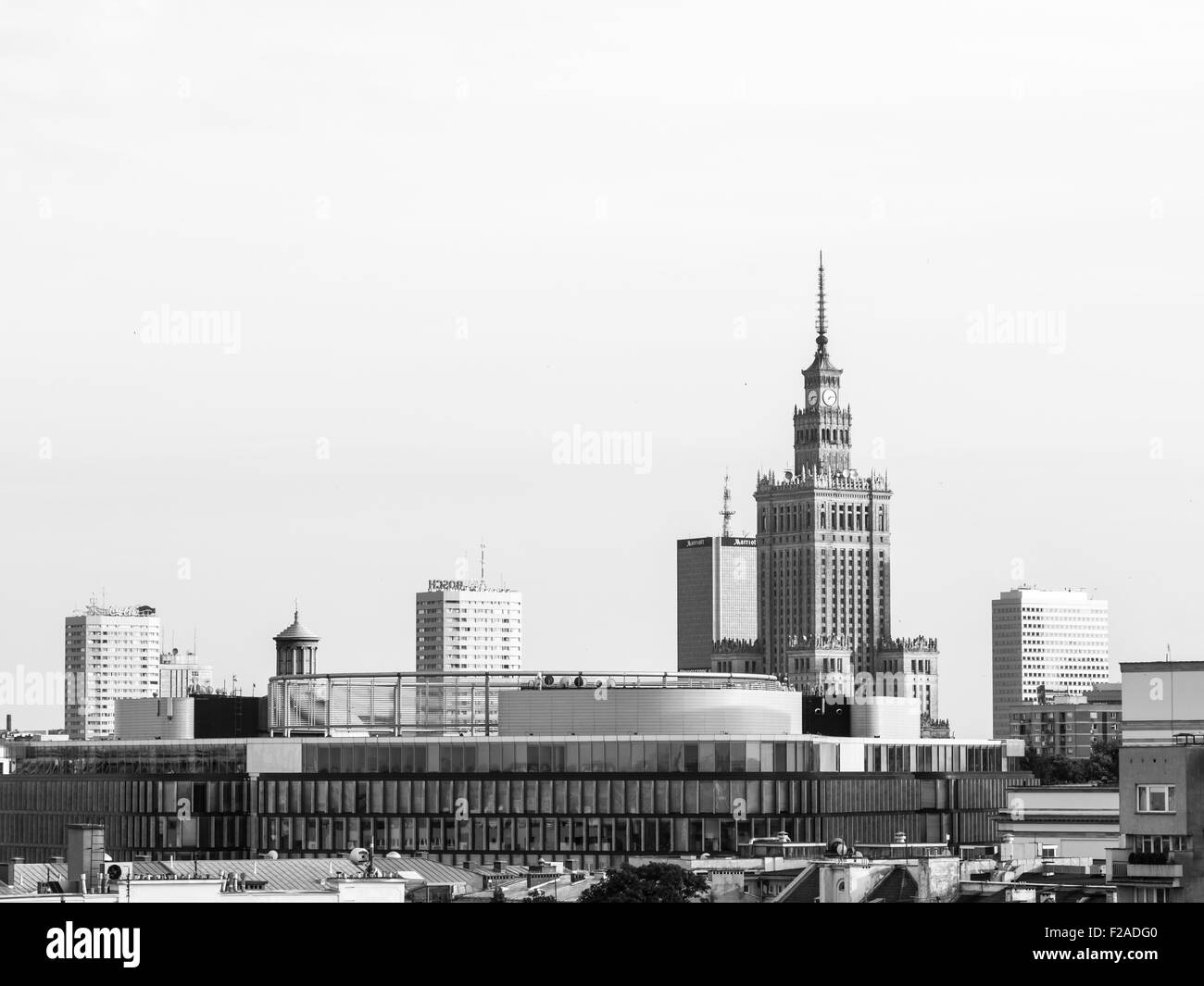 Warschau Stadtzentrum mit moderner Architektur und Palast der Wissenschaft und Kultur gesehen von einer Aussichtsterrasse in der Altstadt. Stockfoto
