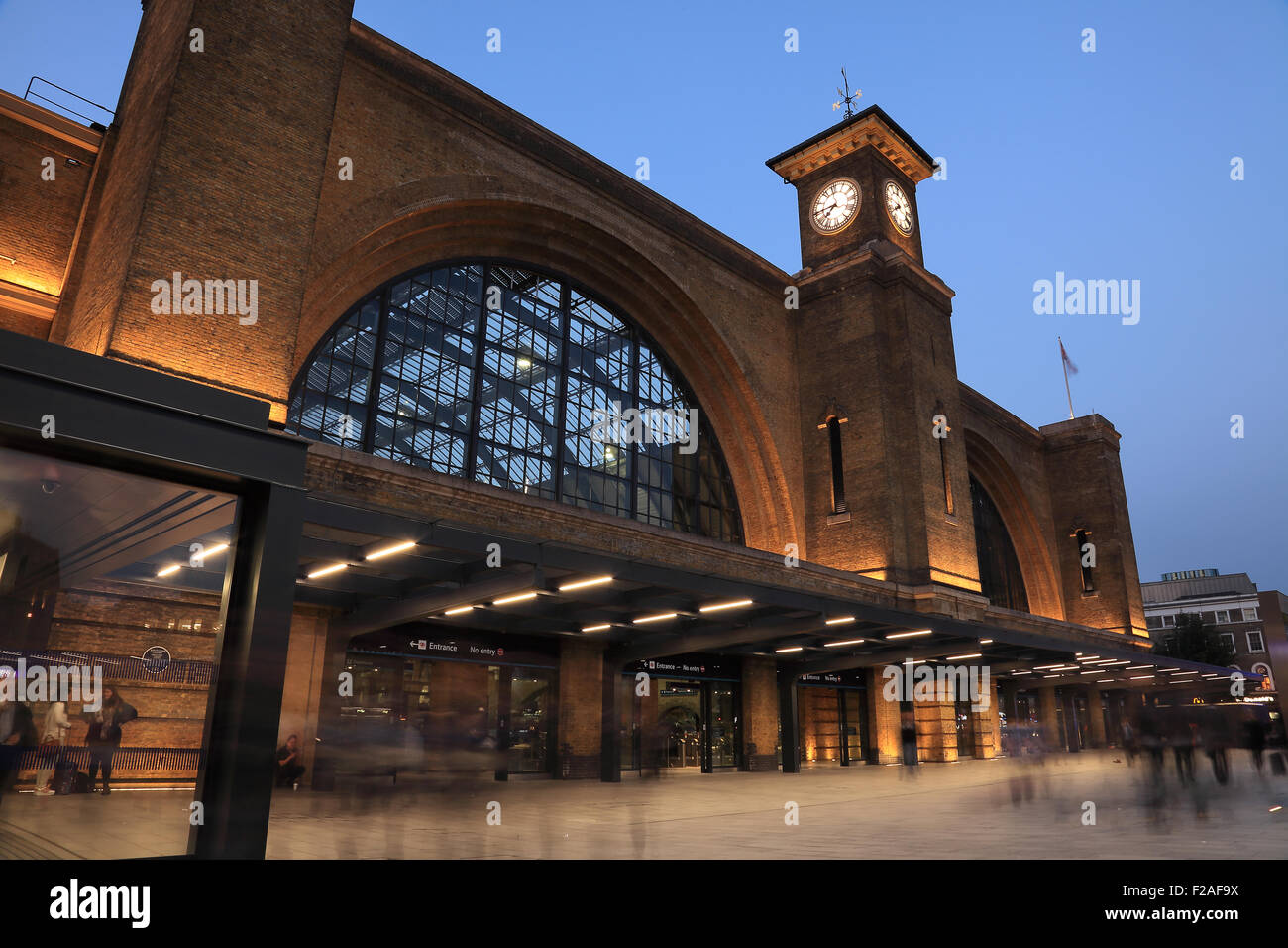 Eine Nachtaufnahme des kürzlich renovierten Kings Cross Railway Station in London, England Stockfoto