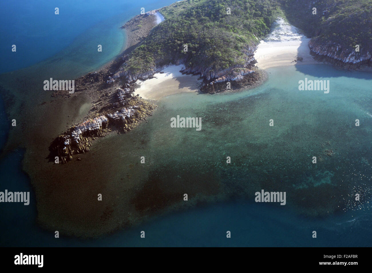 Luftaufnahme der Farbsäume Korallenriffe und abgelegenen Stränden der Inseln des Buccanneer Archipels, Kimberley-Region, westlichen Austr Stockfoto