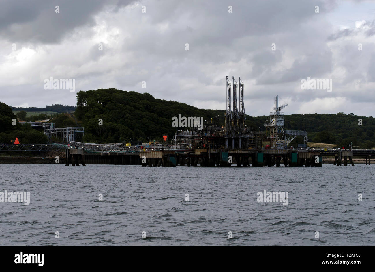 Die Mossmorran-Ethylen-Anlage an der Braefoot Bucht in der Nähe von Aberdour in Fife, Schottland, von der Insel Inchcolm. Stockfoto