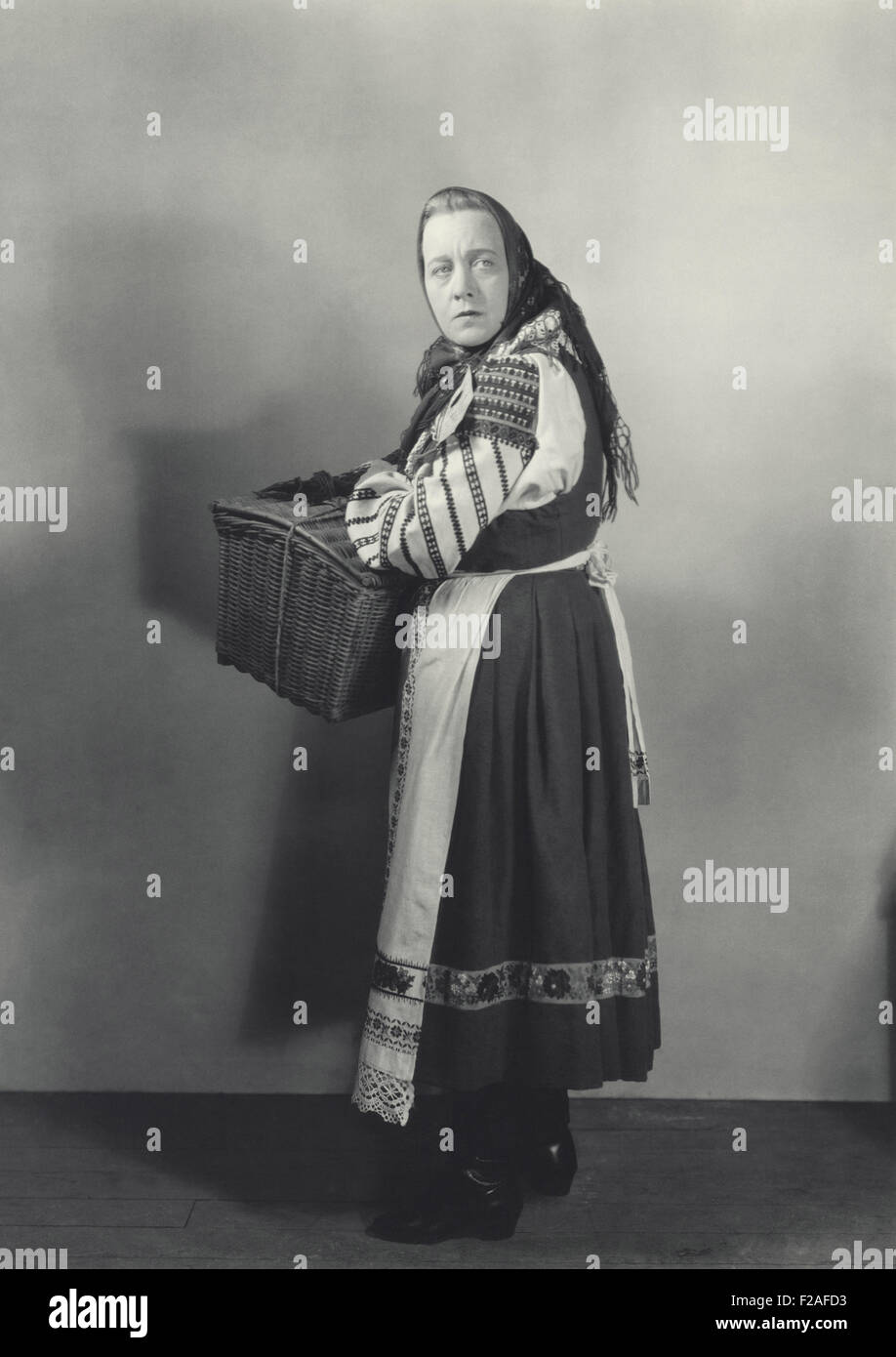 Frau Bauer Kleid tragen Korb (OLVI008 OU467 F) Stockfoto