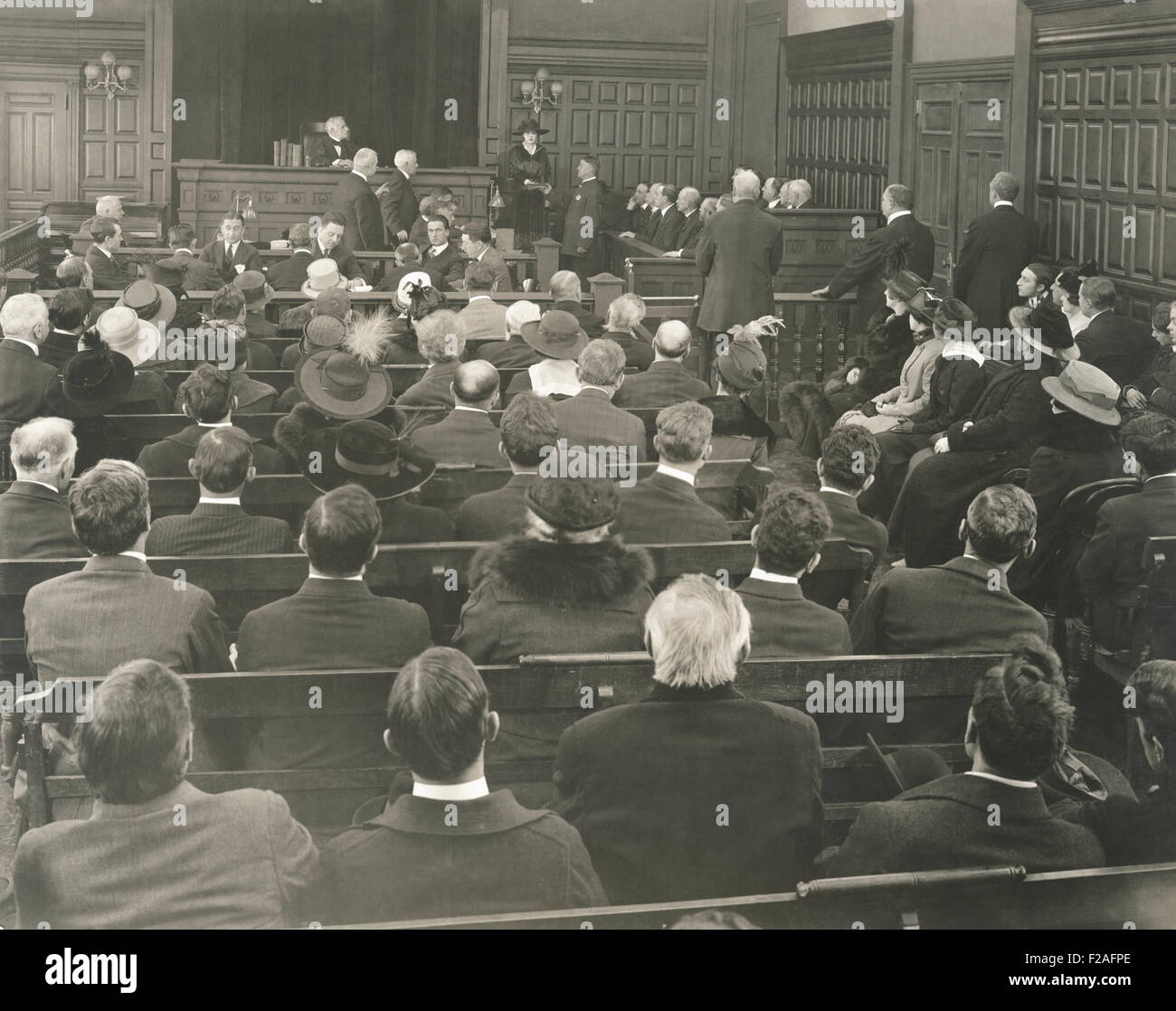 Leute sitzen auf den Bänken im Gerichtssaal (OLVI008 OU347 F) Stockfoto