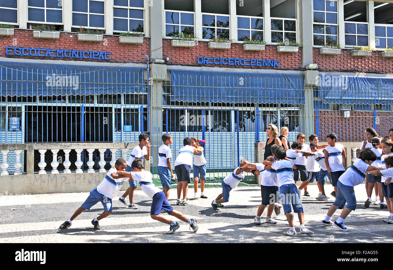 Sportunterricht-Sitzung auf dem Bürgersteig vor der Dr Cicero Pena städtische Schule Copacabana Rio de Janeiro Brasilien Stockfoto