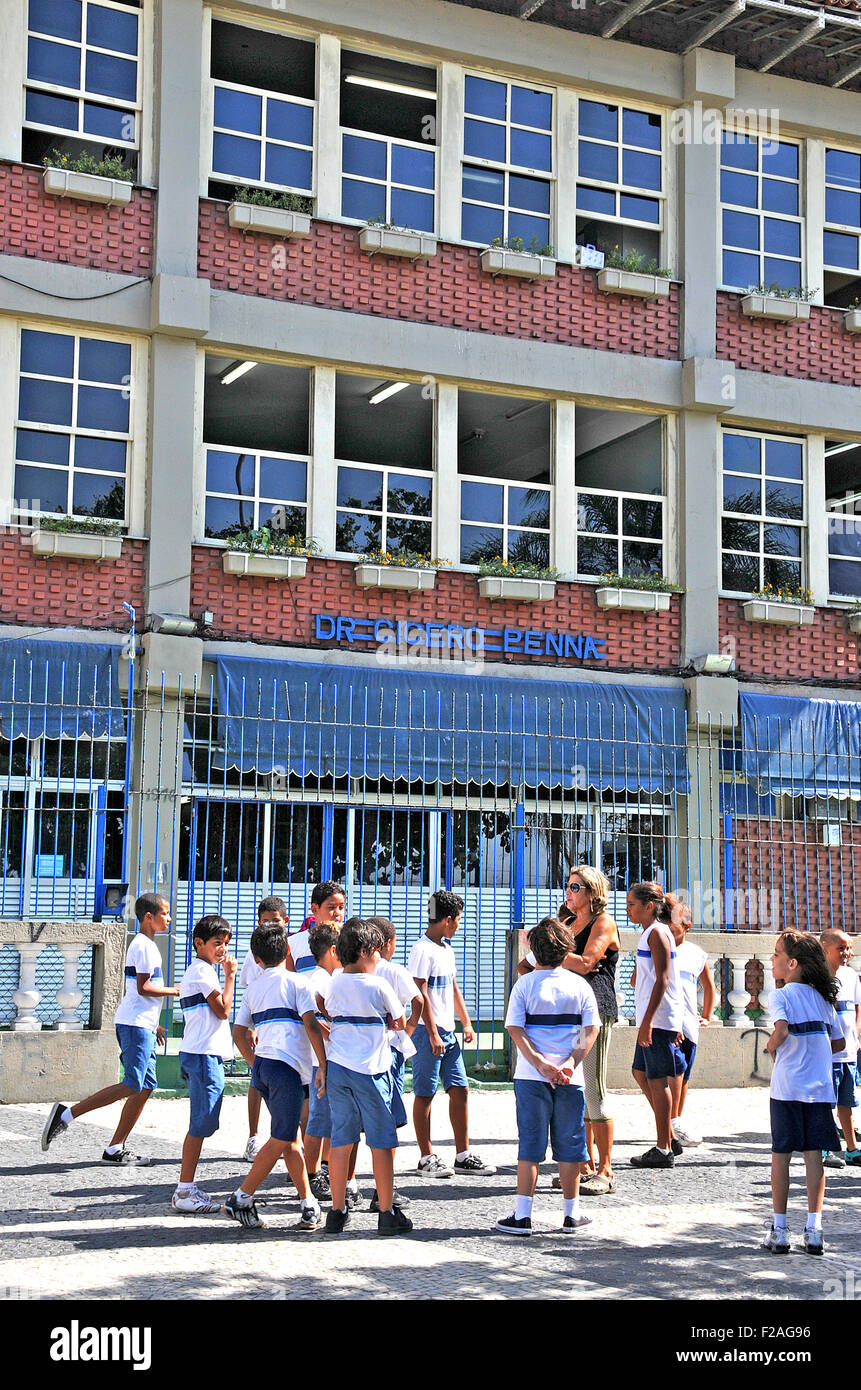 Gruppe von PV-Kinder vor Dr Cicero Pena städtische Schule Rio De Janeiro Brasilien Stockfoto