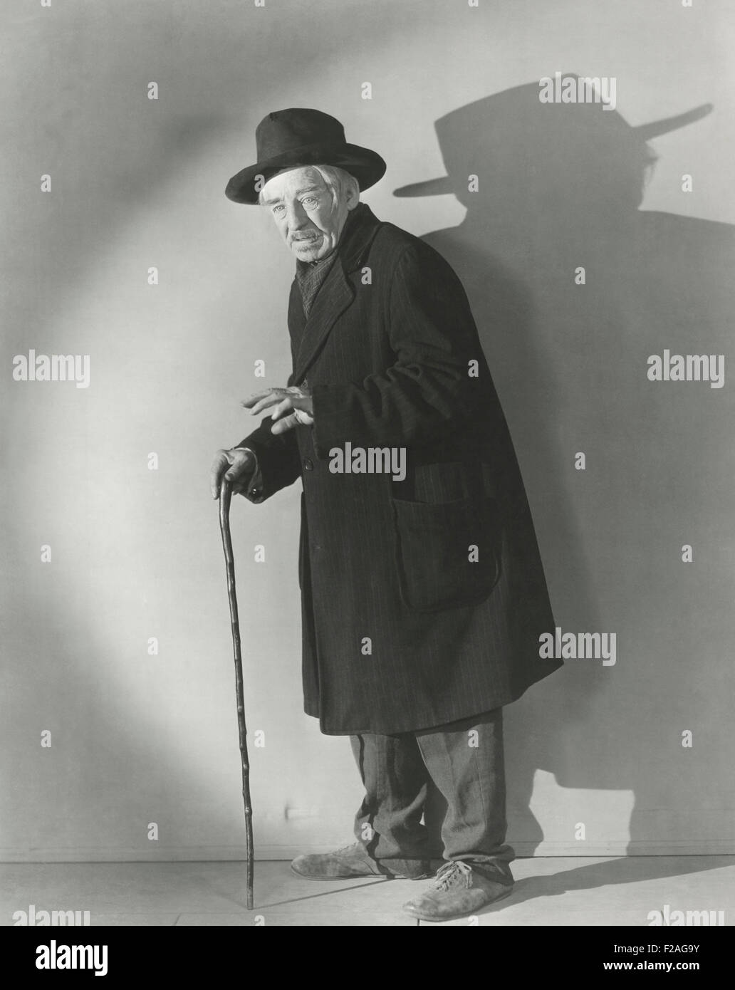 Ängstlich älterer Mann (OLVI008 OU219 F) Stockfoto