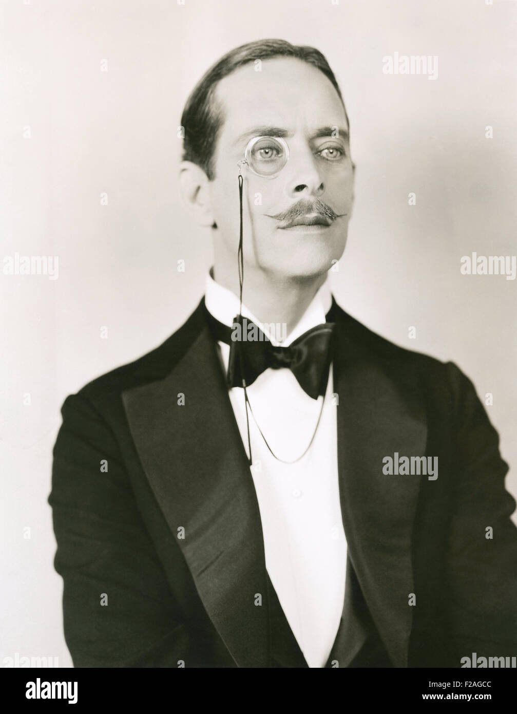 Immer einen genaueren Blick (OLVI008 OU182 F) Stockfoto