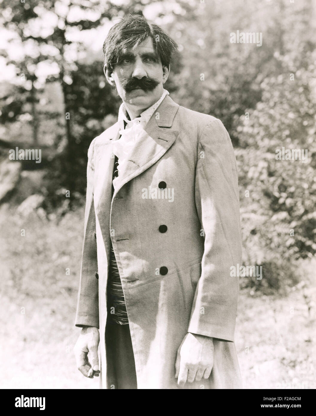 Mann mit buschigen Schnurrbart (OLVI008 OU177 F) Stockfoto