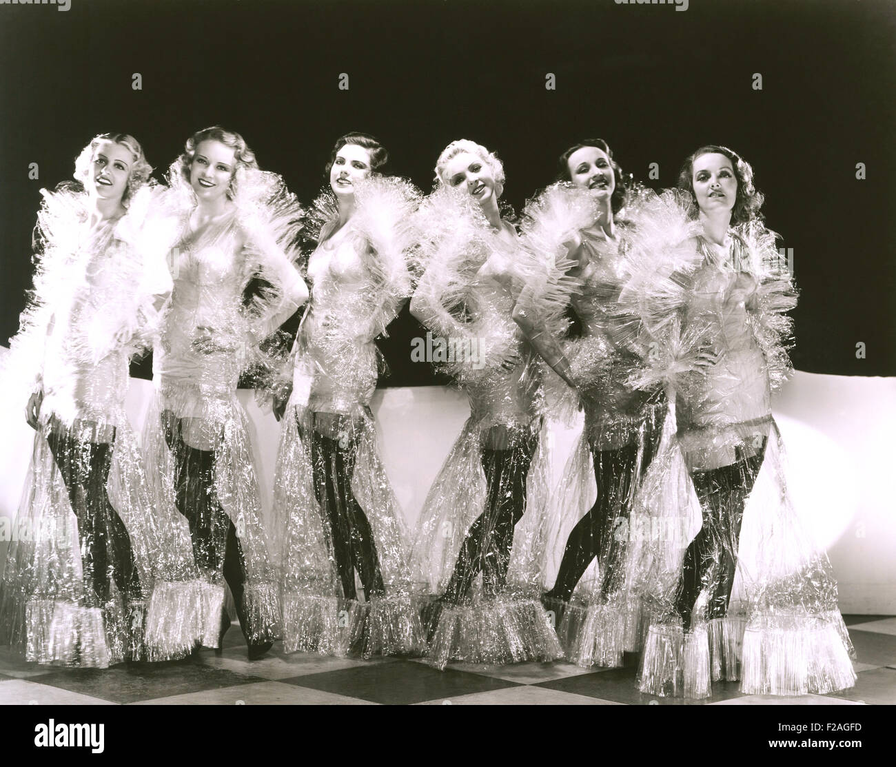 Frauen, gekleidet in Cellophan Kostüme (OLVI008 OU130 F) Stockfoto