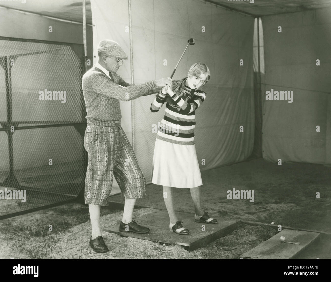 Trainer unterrichten Frau zum Golfen (OLVI008 OU087 F) Stockfoto