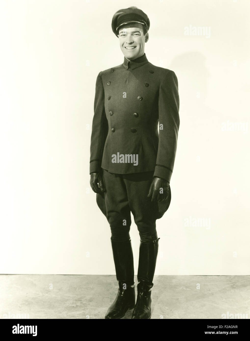 Lächelnde Chauffeur (OLVI008 OU083 F) Stockfoto