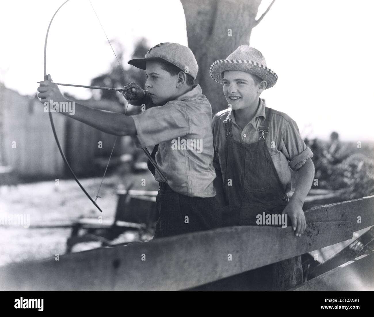 Zwei Jungs spielen mit Pfeil und Bogen (OLVI008 OU062 F) Stockfoto