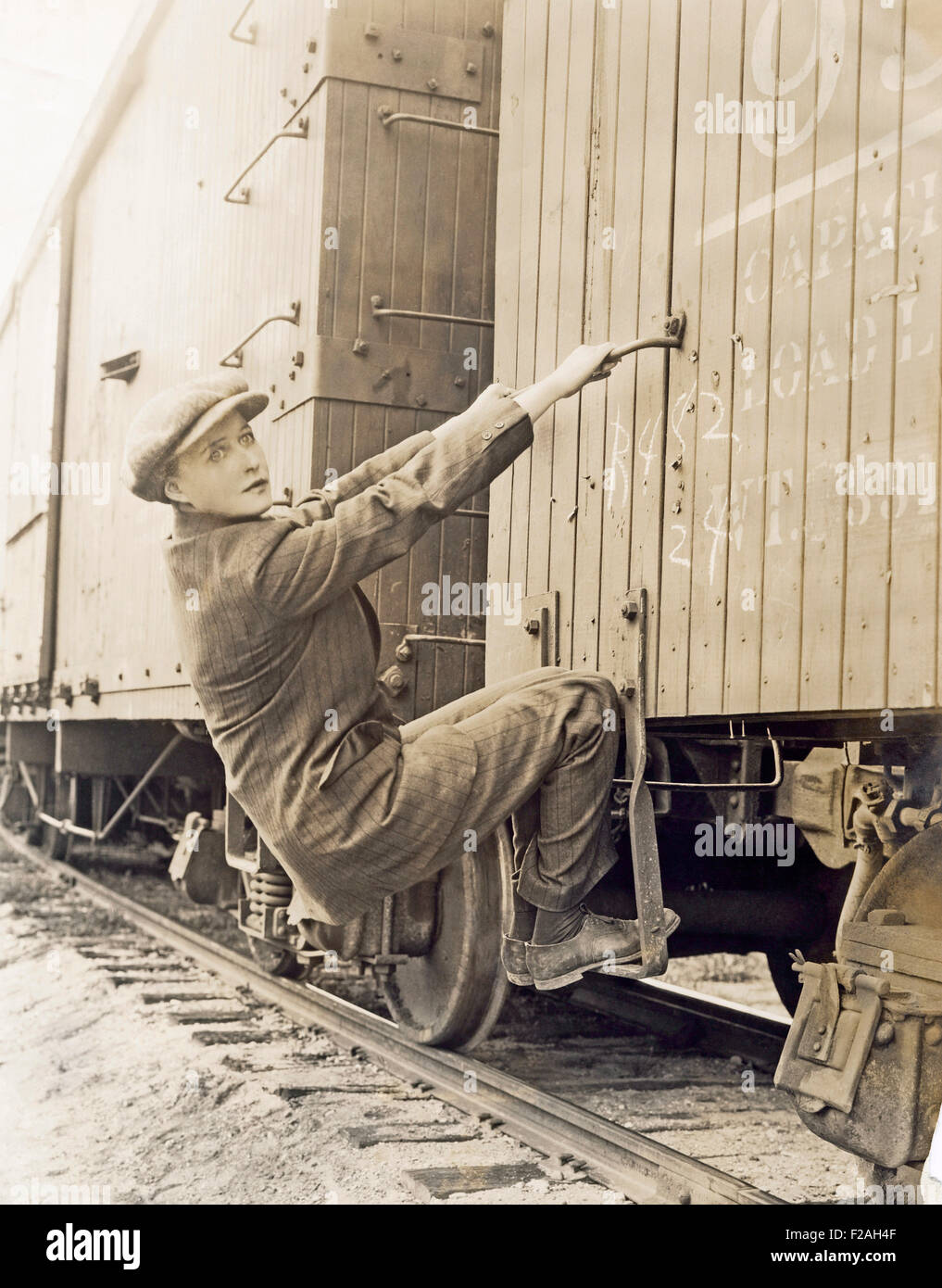 Weibliche Hobo Klettern Güterzug (OLVI008 OU019 F) Stockfoto