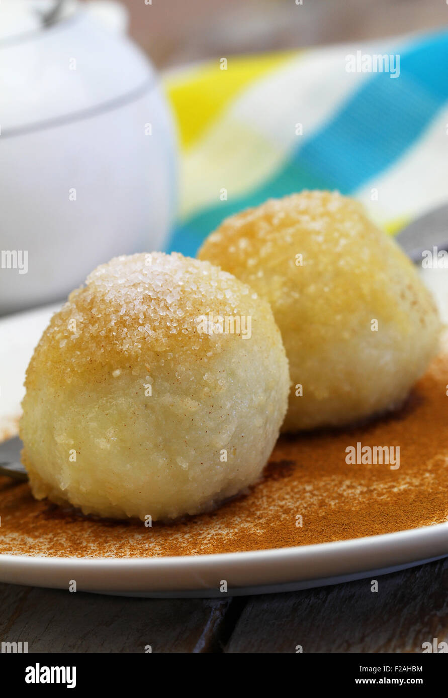 Obstknödel bestreut mit Zucker und Zimt, Nahaufnahme Stockfoto