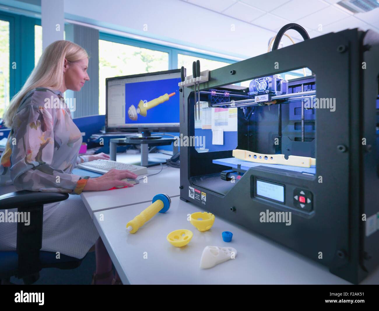 Medizinisches Produkt-Designer mit 3D Druckmaschine mit CAD-Konstruktion am Bildschirm in orthopädischen Fabrik Stockfoto