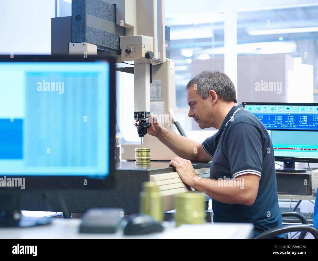 Männliche Arbeiter Kontrolle Teile in engineering Fabrik Stockfoto