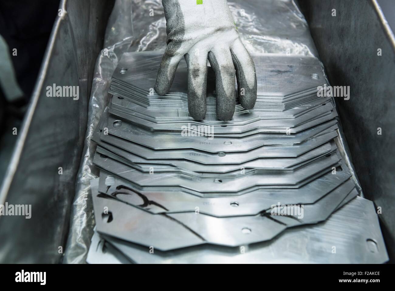 Ingenieure Hand Anordnen von geschnittenen Teile in engineering Fabrik, Nahaufnahme Stockfoto