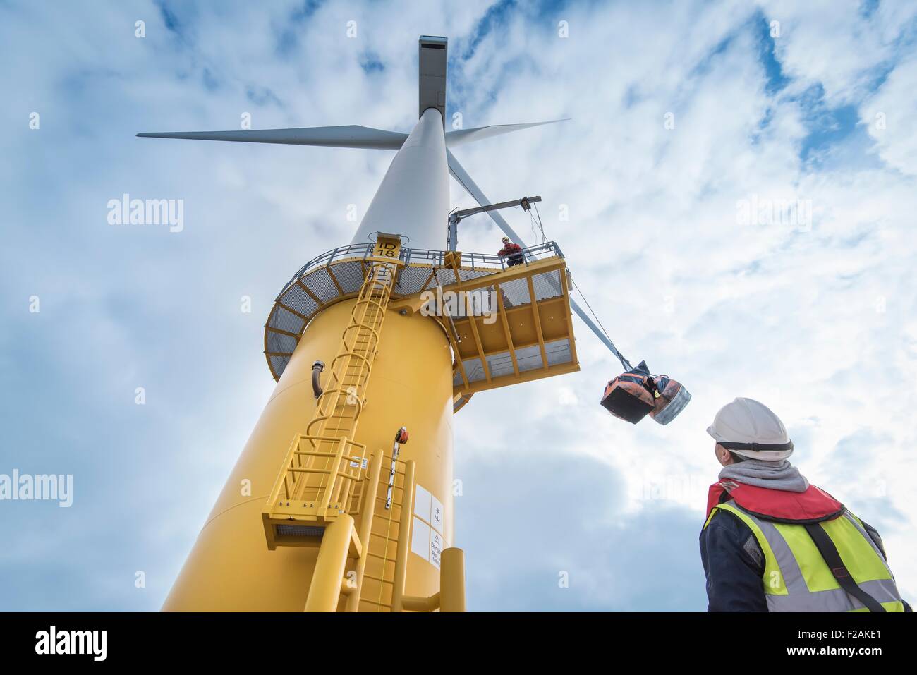 Ingenieure-Winde Werkzeuge, Windturbine vom Boot am Offshore-Windpark, niedrigen Winkel Ansicht Stockfoto