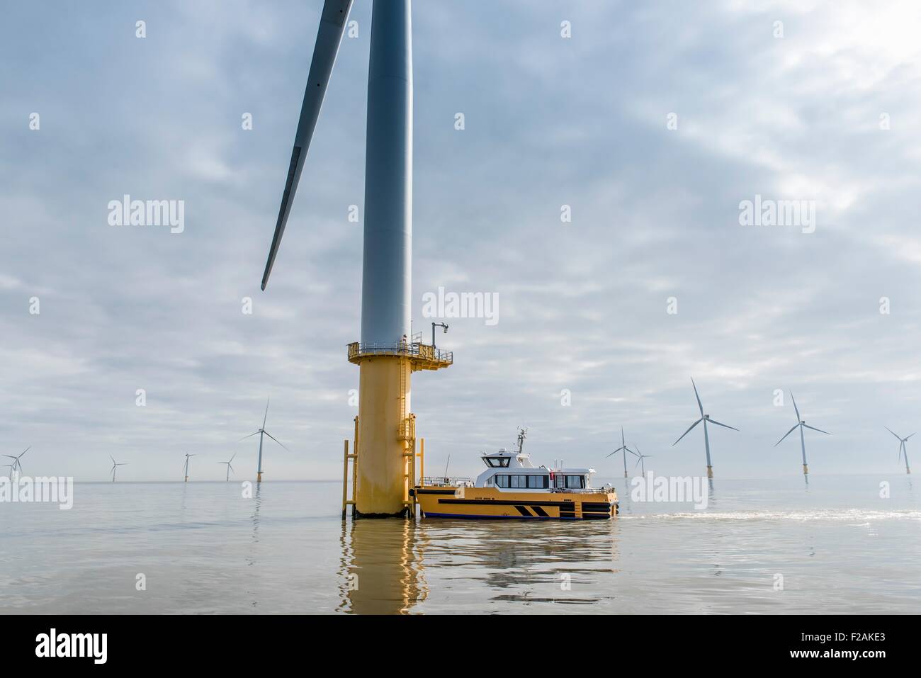 Ingenieure, die Windkraftanlage vom Boot am Offshore-Windpark klettern wird vorbereitet Stockfoto