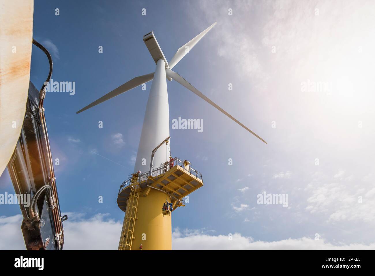 Ingenieur Klettern Windkraftanlage vom Boot am Offshore-Windpark Stockfoto