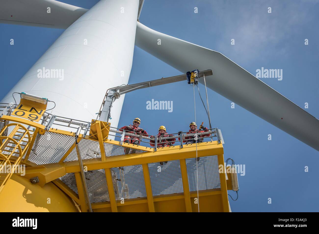 Porträt von Ingenieuren auf Windkraftanlagen im Offshore-Windpark Stockfoto