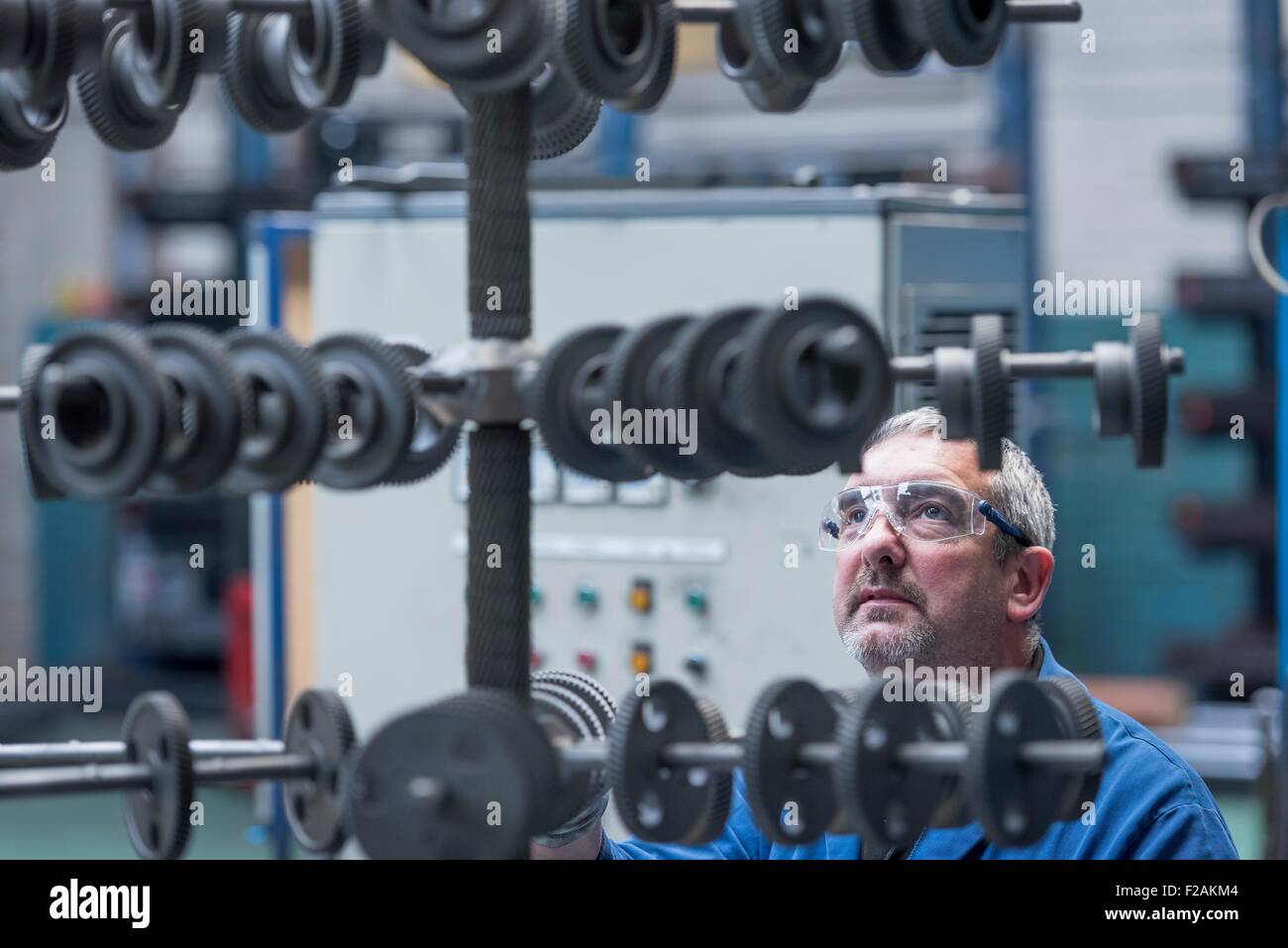 Ingenieur mit Schuss gestrahlt Zahnräder in engineering-Fabrik Stockfoto