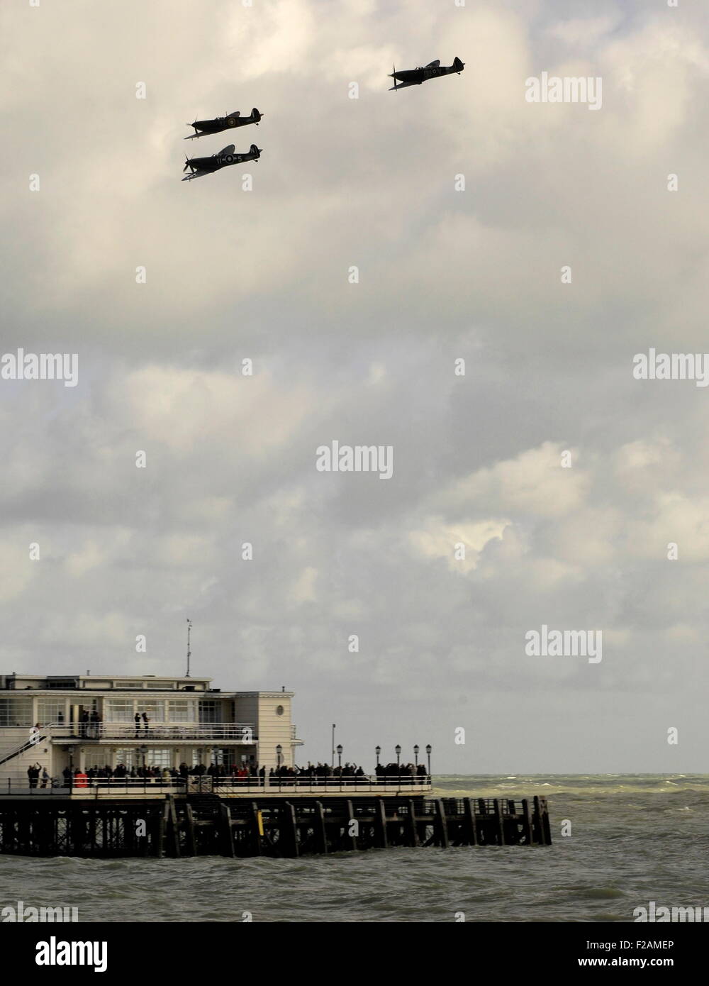 Worthing, UK. 15. September 2015. Luftschlacht um England 75. Jahrestag Durchflug - drei Spitfires überfliegen niedrig über dem Meer Stadt Molenkopf heute. Sie waren Teil einer Gruppe von fast 40 Flugzeuge von Goodwood Flughafen fliegen entlang der Küste in Gruppen zu Ehren des Jubiläums Credit: AJAXNETPHOTO/Sammlungen/Alamy Live News Stockfoto