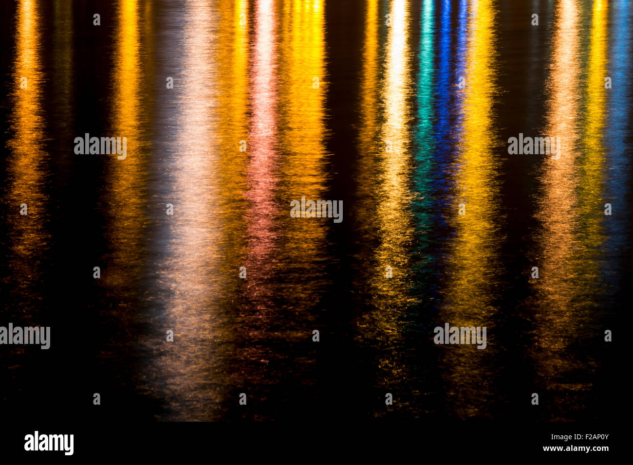 Lichtreflexe auf dem Wasser Stockfoto