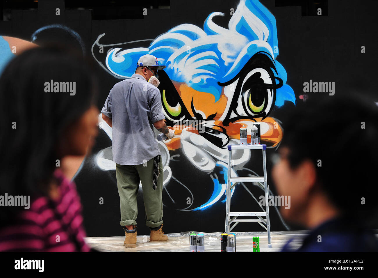 Bangkok, Thailand. 15. Sep, 2015. Ein Graffiti-Künstler-Sprays malt auf einer Wand während "Stärker zusammen mit Street Arts an der Ratchaprasong" in der Nähe von Erawan Glanz in Bangkok, Thailand, 15. September 2015. Die Veranstaltung haben gefördert, Urlaubern und Geschäftsreisenden nach der Explosion am Erawan-Schrein in der Innenstadt von Bangkok. Bildnachweis: Rachen Sageamsak/Xinhua/Alamy Live-Nachrichten Stockfoto