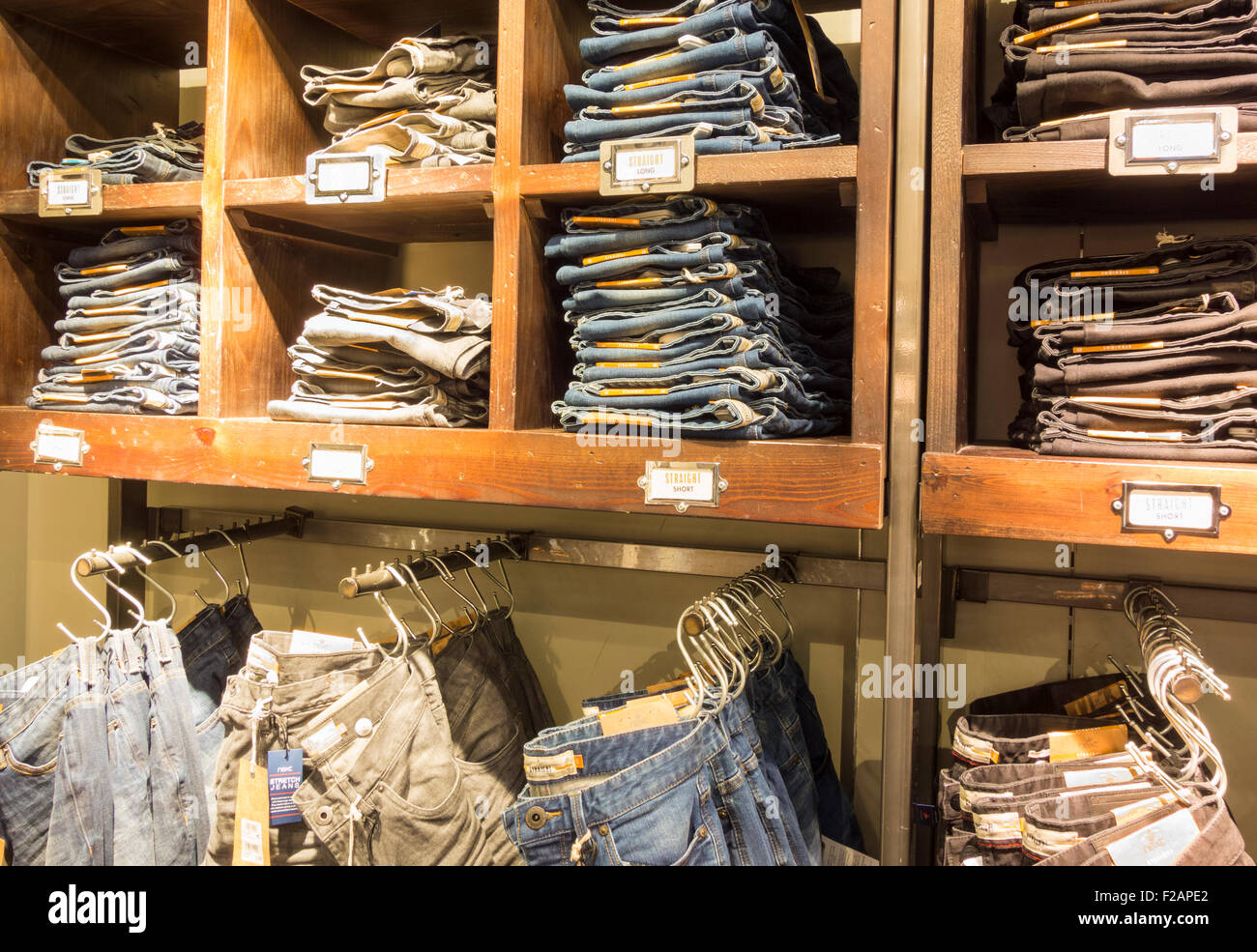 Denim-Jeans anzeigen im Bekleidungsgeschäft UK Stockfoto