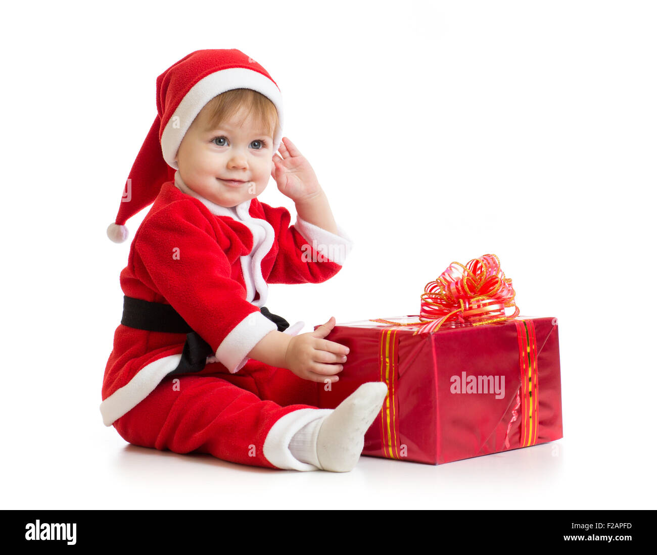 Weihnachten Baby mit Geschenk-Box im Weihnachtsmannkostüm isoliert Stockfoto