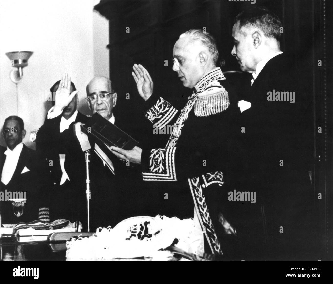 Pres Rafael Trujillo der Dominikanischen Republik (zweiter von rechts) nimmt den Amtseid. 16. August 1947. Es war seine letzte Presidential Inauguration. In 1952 Hector Trujillo sein Bruder wurde ein Aushängeschild Präsident und Rafael blieb Diktator. (CSU 2015 11 1710) Stockfoto