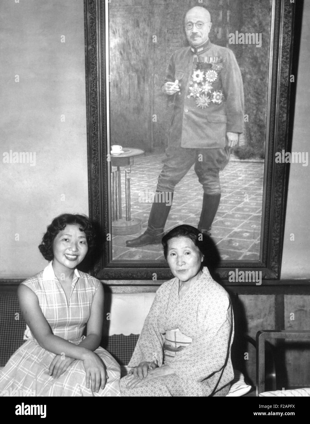 Kimiye Tojo, 26, mit ihrer Mutter, Katseko, vor einem Gemälde der japanische Premier Hideki Tojo. Tojos Tochter bot Kimiye ein Stipendium von der Portia Law School in Boston. (CSU 2015 11 1702) Stockfoto