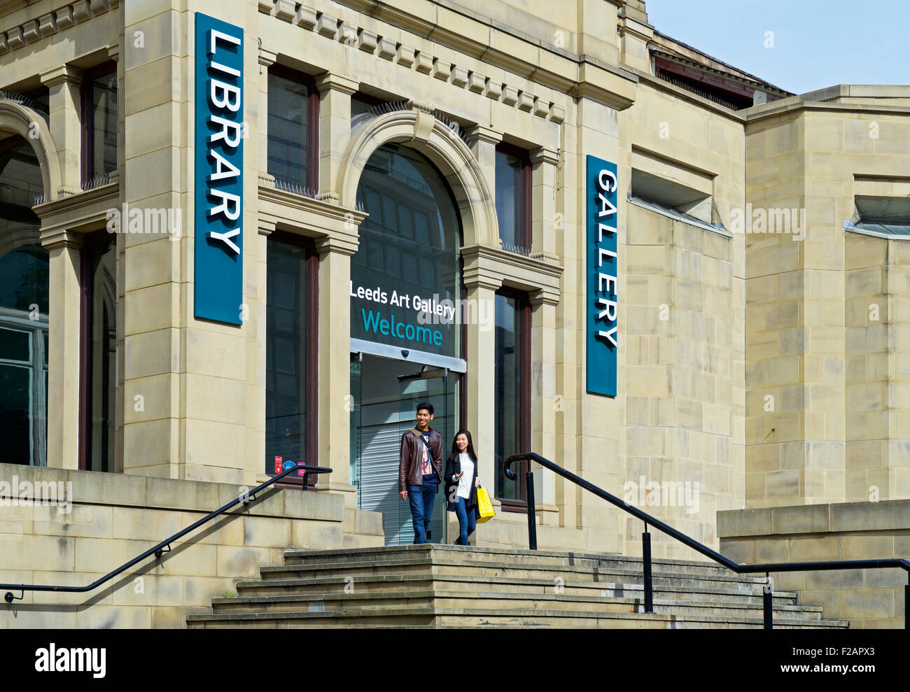 Junge asiatische paar verlassen Leeds Bibliothek und Kunstgalerie, Headrow, Leeds, West Yorkshire, England UK Stockfoto