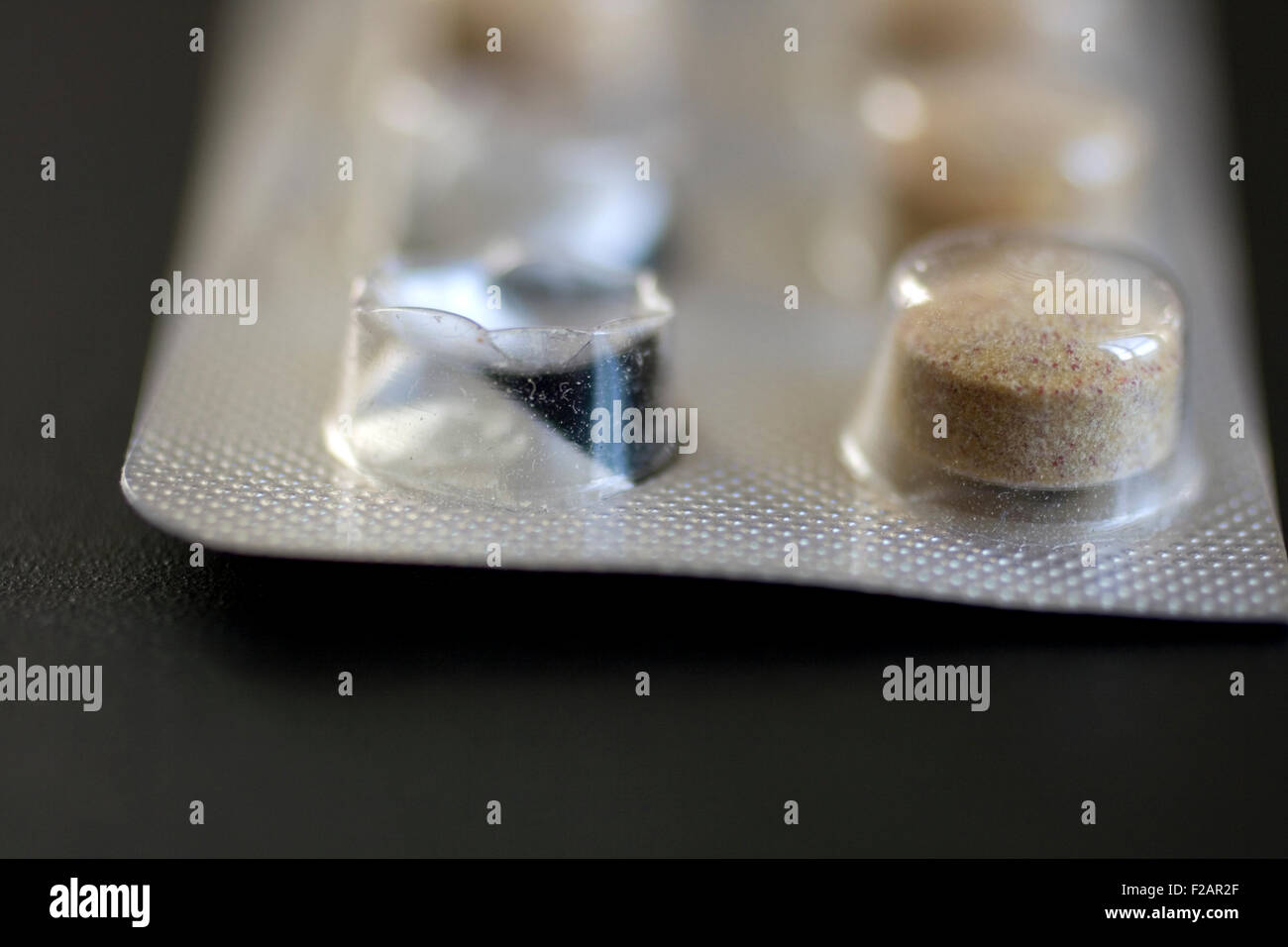 Pillen auf schwarzem Hintergrund Stockfoto