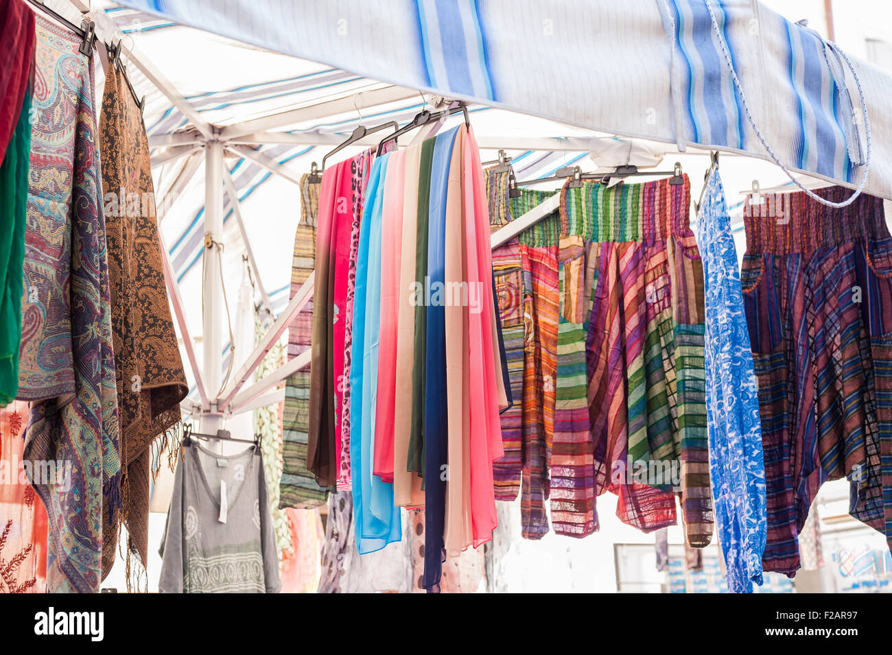 Schal Frauen zum Verkauf auf Markt. Italien Stockfoto