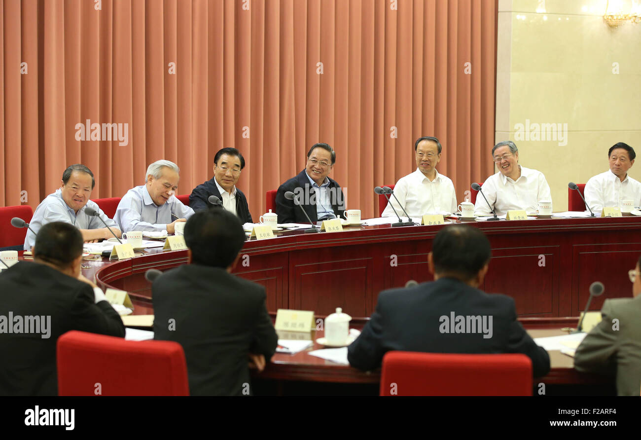 Peking, China. 15. Sep, 2015. Yu Zhengsheng (C hinten), Vorsitzender des Nationalkomitees der chinesischen politischen Beratenden Konferenz (CPPCC) leitet eine zweiwöchentliche Beratungsgespräch diskutieren, wie man helfen, private Firmen, die den internationalen Markt in Peking, Hauptstadt von China, 15. September 2015 zu erkunden. © Pang Xinglei/Xinhua/Alamy Live-Nachrichten Stockfoto