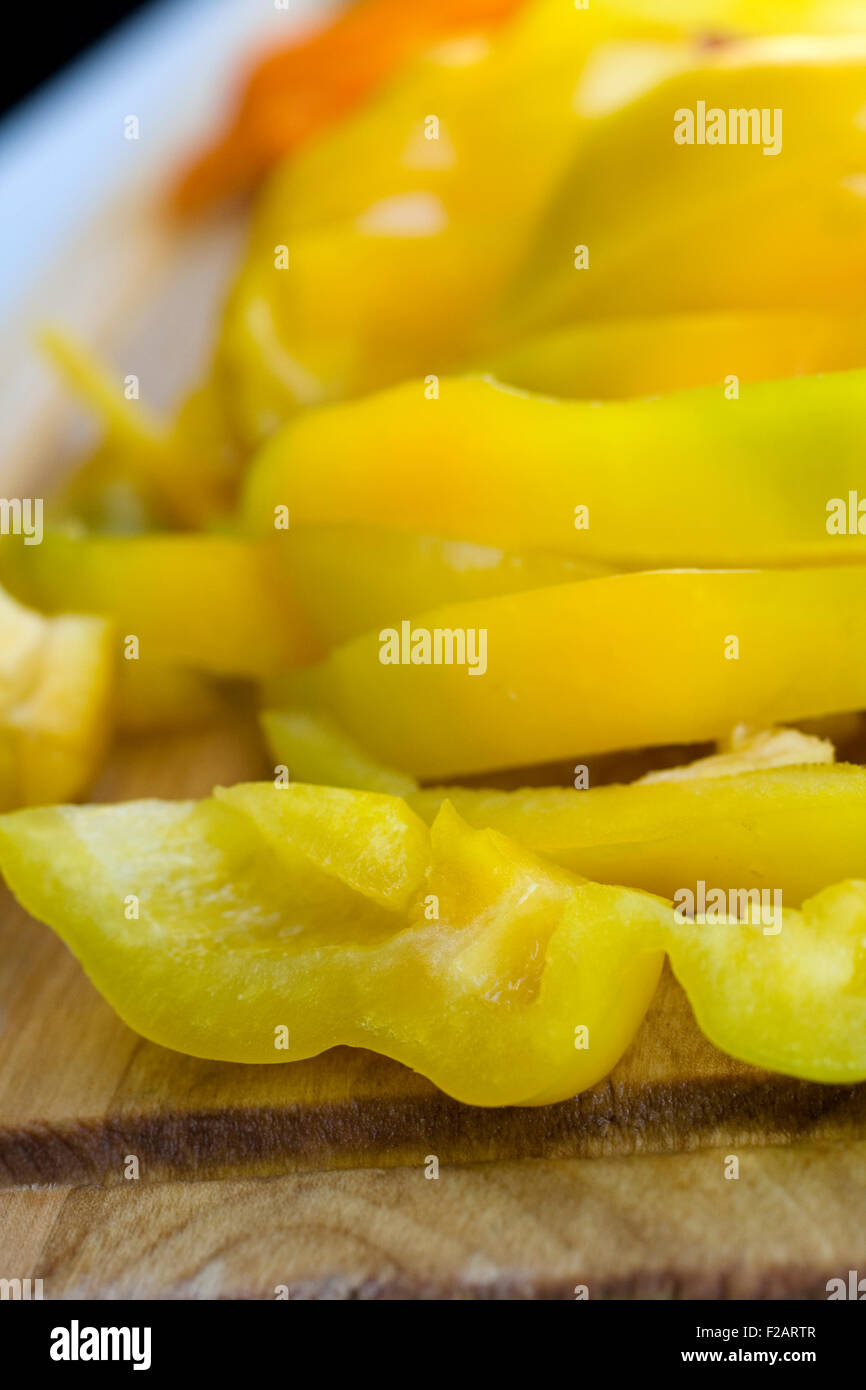 Gelbe geschnittenen Paprika auf ein Schneidebrett Stockfoto