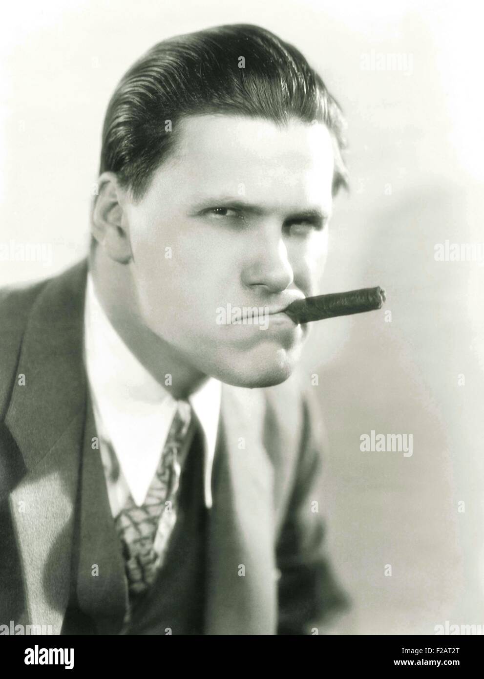 Raucht eine Zigarre mit Einstellung (OLVI007 OU567 F) Stockfoto