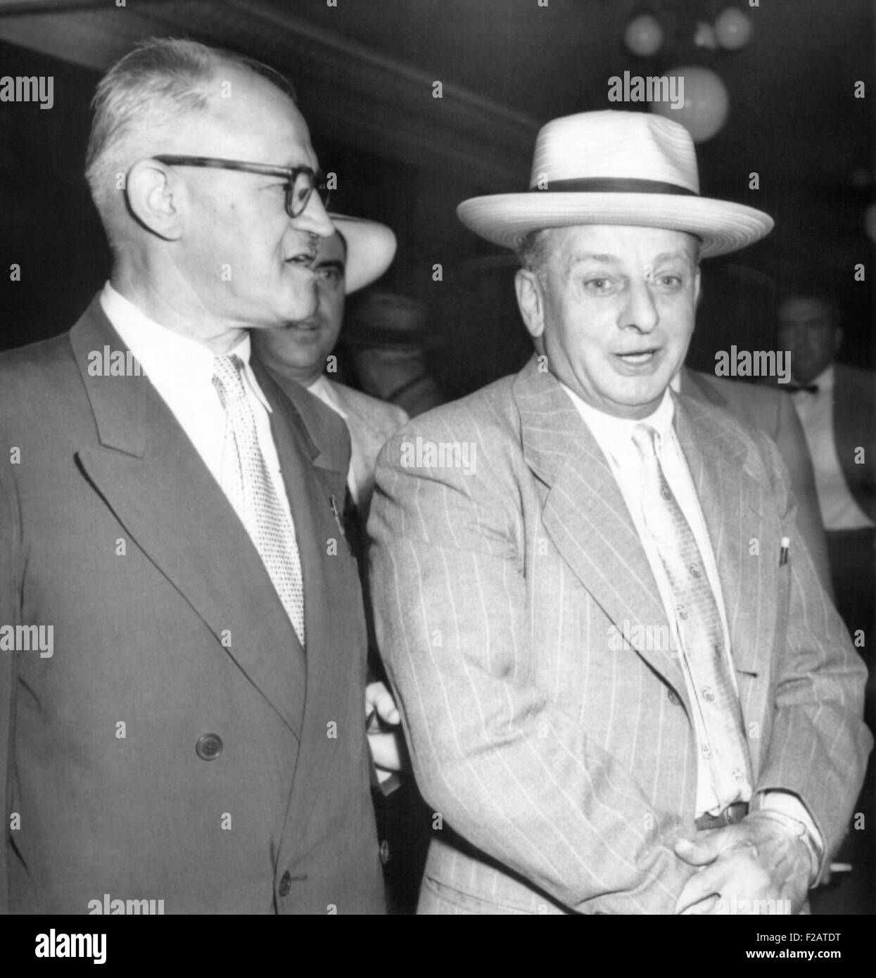 Roger Touly (rechts), Verbot Ära Gangster 99 Jahr Gefängnisstrafe zu außer Kraft gesetzt werden. 9. August 1954. Der Satz war für die Stockfoto