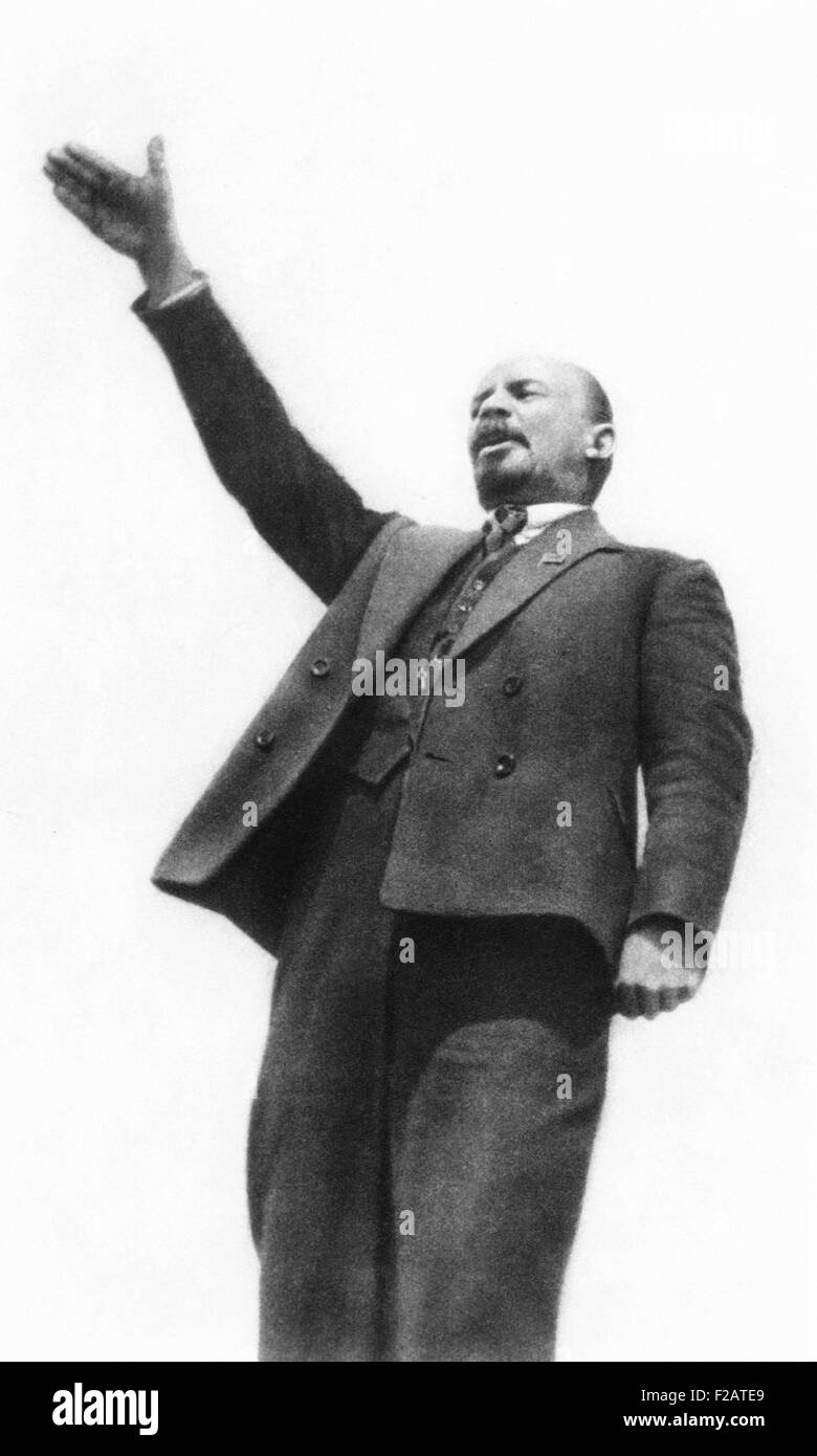 Lenin bei der Enthüllung eines Denkmals für Kosaken Stenka Rasin in Moskau am Maifeiertag, 1919. Razin führte einen Aufstand gegen den Adel und zaristischen Bürokratie in Südrussland 1670-1671. Dies war eine von vielen Sehenswürdigkeiten die Sowjets geplant, revolutionäre und Sozialisten aus der Vergangenheit Russlands zu Ehren. (CSU 2015 11 1685) Stockfoto