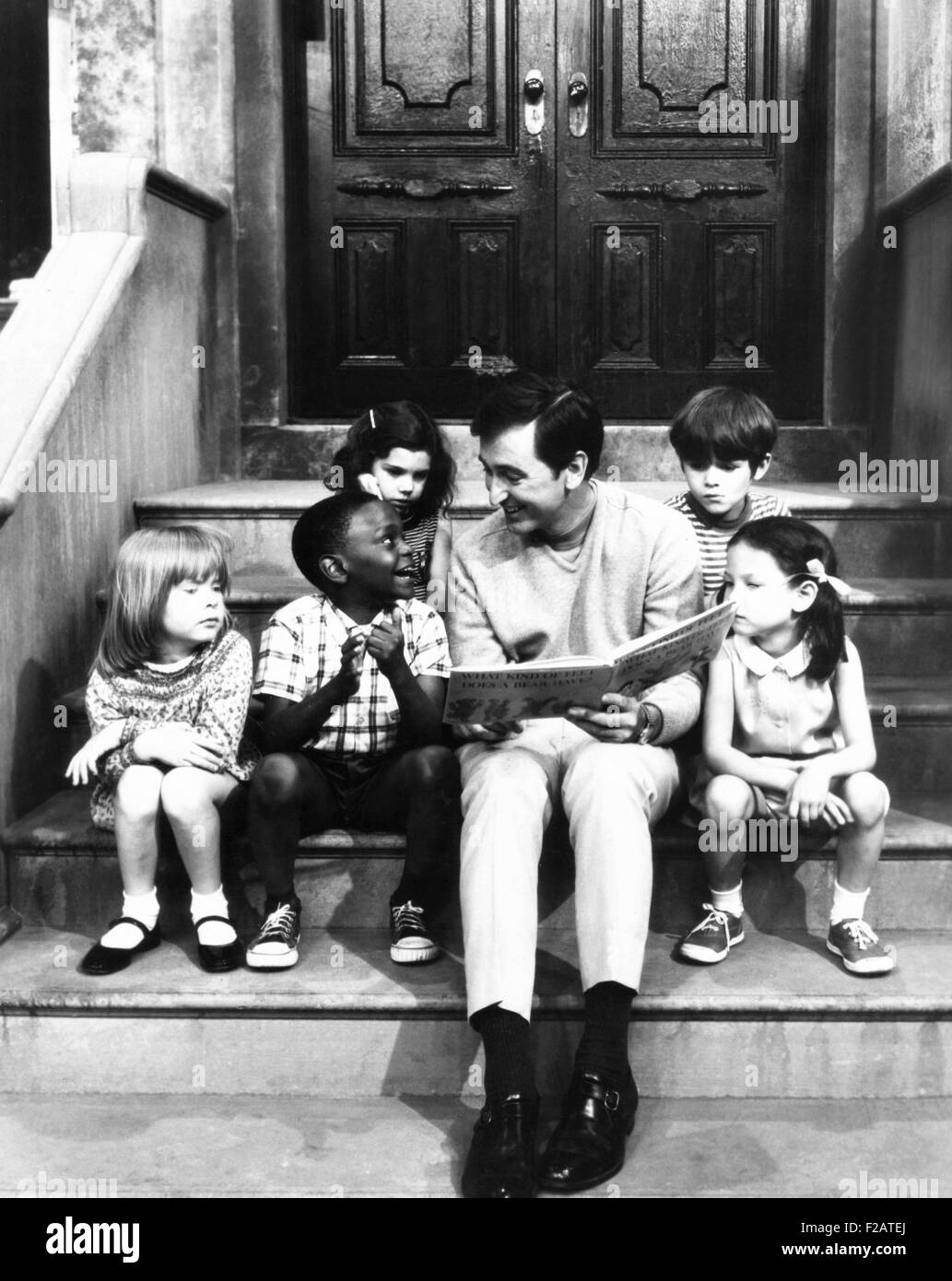 Robert Emmet McGrath, als Charakter Bob Johnson, lesen, Kinder auf SESEME Straße, 1970. (CSU 2015 11 1678) Stockfoto