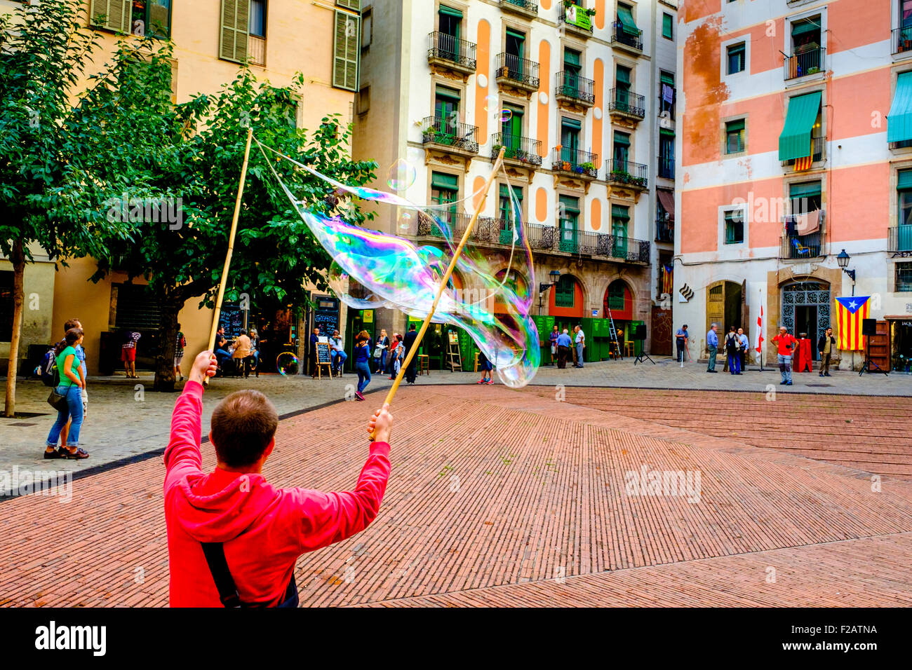 Ein Mann, der Luftblasen in der Fossar de Les Moreres, Barcelona, Katalonien, Spanien Stockfoto