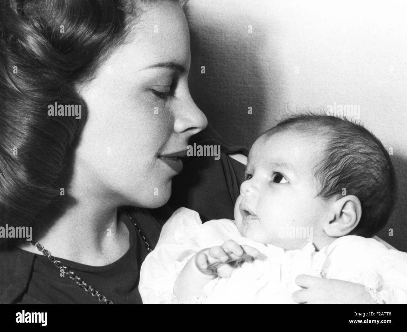 Liza Minnelli in den Armen ihrer Mutter gestreichelt, berühmte Sängerin Judy Garland im Jahr 1946. (CSU 2015 11 1615) Stockfoto