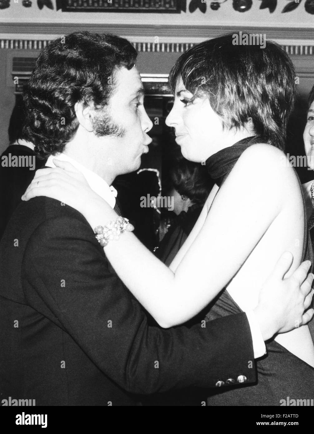 Joel Gray grüßt Liza Minnelli bei ihrer Eröffnung bei der Waldorf Empire Room. 2. Januar 1970. Drei Jahre später, im Jahr 1973 Minnelli gewann den Oscar als beste Schauspielerin und Grau gewann die Best Supporting Actor, beide für ihre Auftritte in der Bob Fosse musikalische, CABERET. (CSU 2015 11 1611) Stockfoto