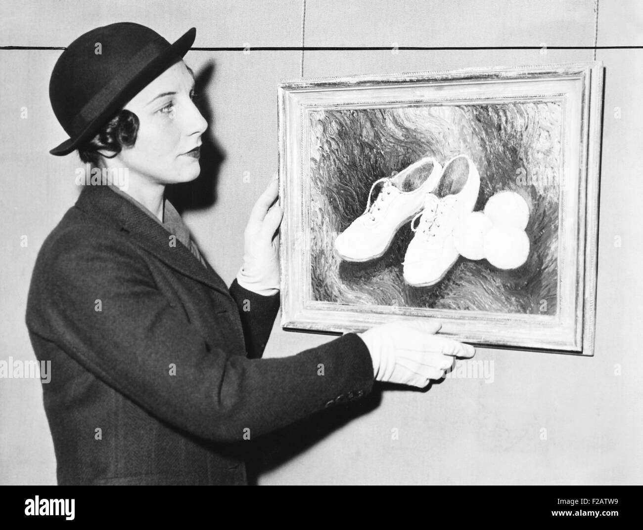 Helen Wills Moody ausgestellt ihrer Bilder an der Grand Central Kunstgalerien, NYC. 18. Mai 1936. Sie studierte Bildende Kunst an der University of California, Berkeley, und fuhr fort zu malen und zeichnen für den Rest ihres Lebens. (CSU 2015 11 1588) Stockfoto