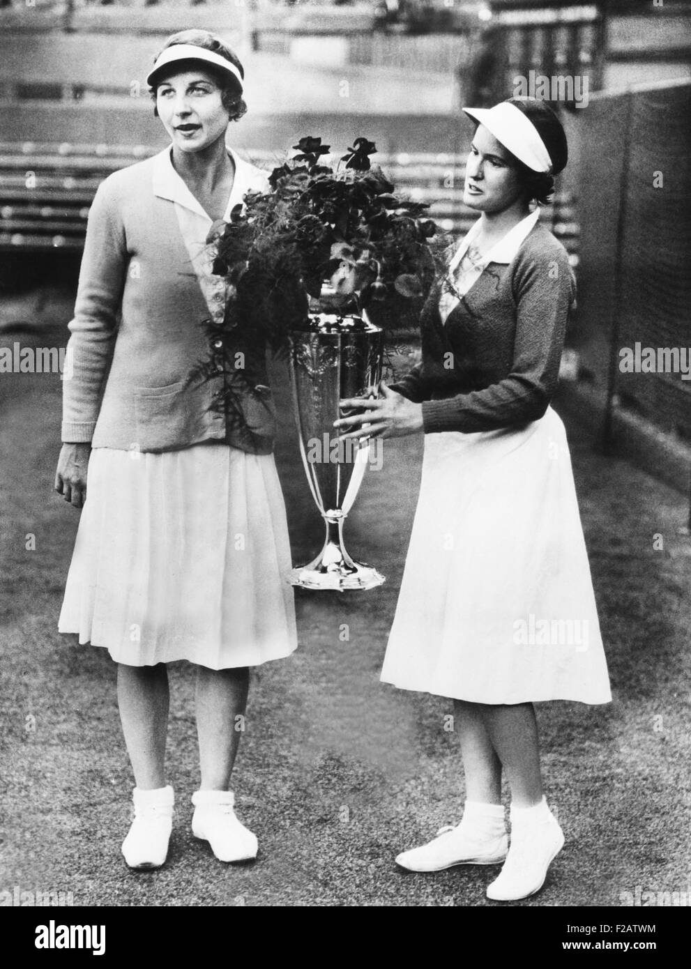 Helen Wills Moody (links) und Sarah Palfrey, mit den Wightman Cup. 20. Juni 1932. Die siegreiche Doppel-Partner präsentierten die Trophäe Prinzessin Victoria. Amerika beibehalten Wightman Cup im Jahr 1932 gegen das britische Team mit einem Score von 4 Spiele bis 3. Auf den Tennisplätzen an Wimbledon, England wurde der Tennis gespielt. (CSU 2015 11 1580) Stockfoto