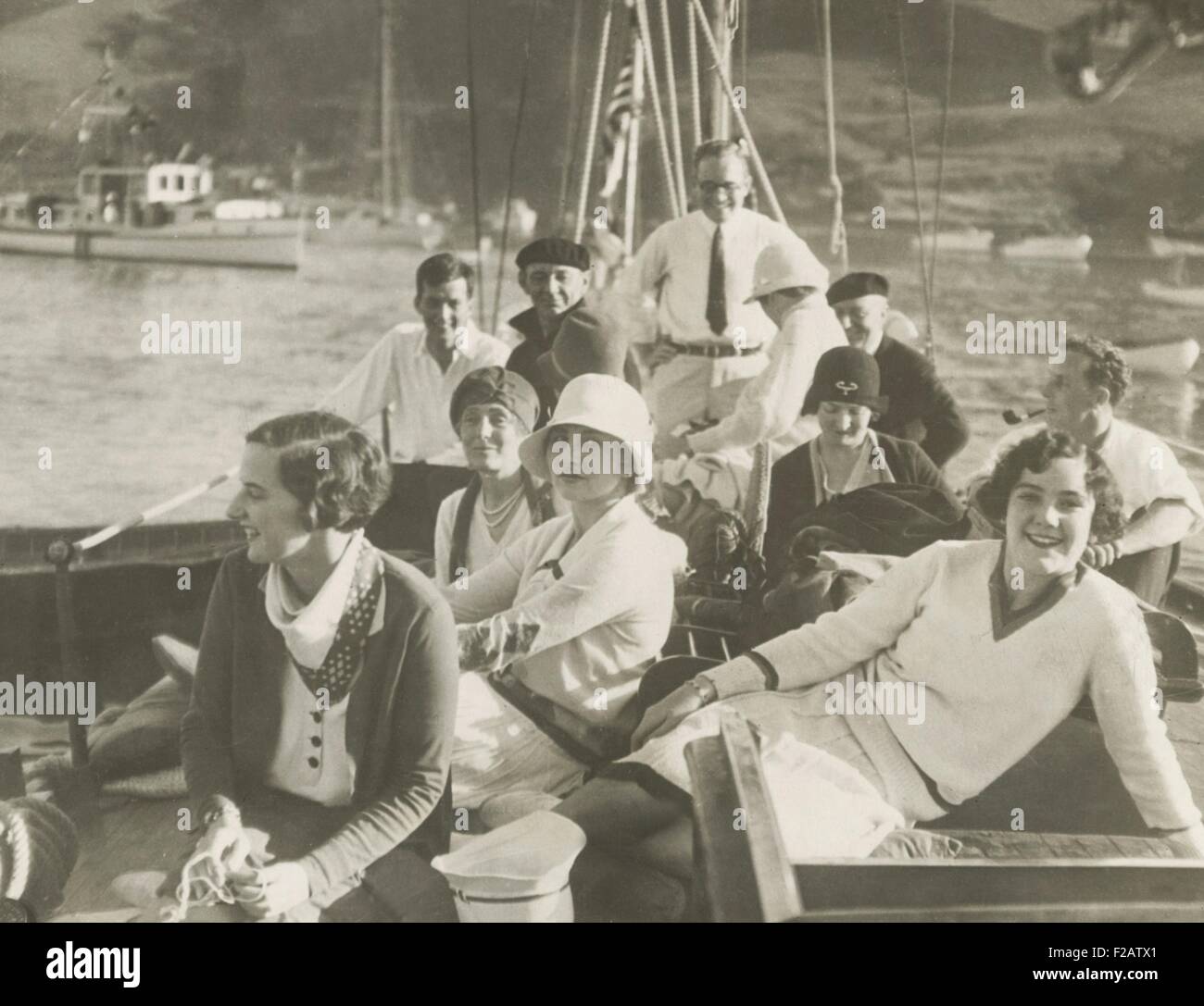 Helen Wills und Frederick Moody, Jr., ihr Verlobter auf Yacht Kreuzfahrt. Dezember 1929. Das Brautpaar ist mit einer Gruppe von Freunden während der Fahrt auf der Yacht Galata vor der pazifischen Küste. Wills ist im Zentrum mit dem weißen Hut. (CSU 2015 11 1572) Stockfoto