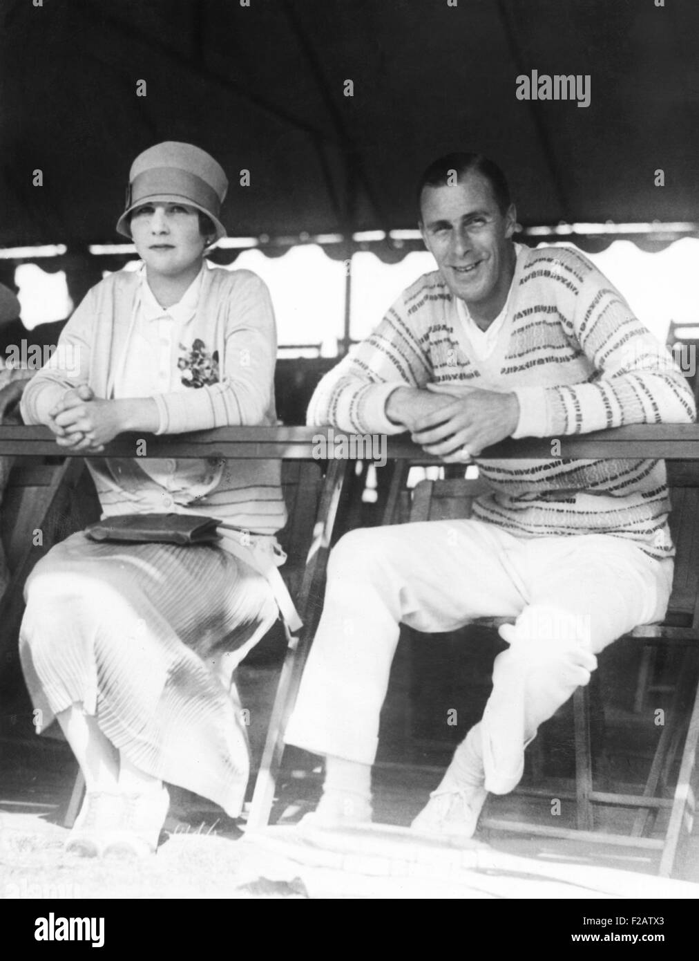 Helen Wills und Bill Tilden sitzt auf der Tribüne in Forest Hills, Long Island, New York. 10. August 1926. Sie beobachten die Davis Cup-Prüfungen. Tilden spielte der US-Singles Tennis Championships. Wills versuchte ein Comeback von ihrem jüngsten Appendektomie, aber zwei Spiele verloren und zog sich auf Anraten ihres Arztes. Bill Tilden schaffte es nicht im Jahre 1926 ins Finale. (CSU 2015 11 1570) Stockfoto