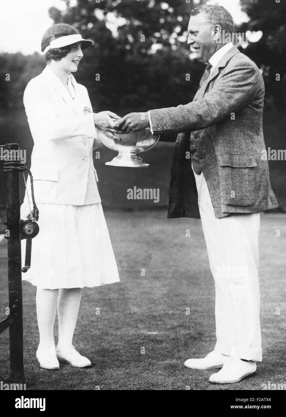 Helen Wills, Tennis-Champion aus Kalifornien Trophäe erhalten. Ca. 1925. (CSU 2015 11 1569) Stockfoto